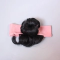 Detalle del moño sintético negro y la diadema de punto rosa para bebés y niñas pequeñas - Moño Único / Rosa