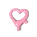Gedetailleerd zicht op de glanzende roze hartvormige karabijnsluiting voor DIY-sieraden - Klein / Roze