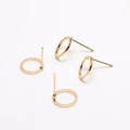 Vista macro de fornituras para pendientes en forma de C bañados en oro de 18 quilates - Pendientes Redondos Huecos Dorados
