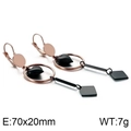Vista de detalle de pendientes de corazón oro rosa y negro con medidas y peso real - Oro Rosa y Negro (KE86818-KFC)