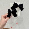 Détail de barrettes noeud en velours avec chaînes de perles et pendentifs rouges Fu - Velours / Barrette à Nœud en Velours Noir avec Franges