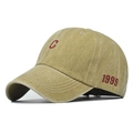 Dettaglio del ricamo della lettera C rossa su cappello vintage in cotone lavato - Regolabile / Cachi