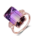 Cocktailring aus Roségold mit großem rechteckigem lila Amethyst und Pavé-Besatz - Ring