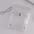 Detalle de tarjetero de PVC transparente con purpurina, broches metálicos y cadena - Tarjetero transparente + Cadena de bolas