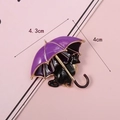 Spilla in smalto gatto nero con ombrello viola con guida alle taglie 4,3x4cm - Spilla Gatto Nero Ombrello Viola
