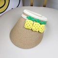 Detailansicht der Stroh-Sonnenblende für Kinder mit gelben Ananas-Anhängern für den Sommer - 50-52CM / Ananas / Khaki
