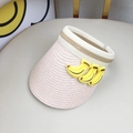 Detailansicht eines Stroh-Sonnenvisiers mit drei gelben Bananen-Stickereien auf Lederhintergrund - 50-52CM / Banane / Rosa