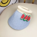 Makroaufnahme einer blauen Strohsonnenblende für Kinder mit süßen 3D-Wassermelonen-Applikationen - 50-52CM / Wassermelone / Blau