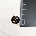Vista macro del colgante Yin Yang Tai Chi de 1,5 cm con regla para escala de tamaño - Oro Negro Lazo Único 10*16mm