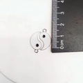 Vista de detalle del colgante Yin Yang de 1,6 cm en esmalte blanco y negro con regla - Plata Blanco Lazo Único 10*16mm