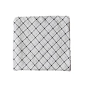 Couverture d'emmaillotage en mousseline blanche avec motifs de croix noires - Grille