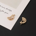 Vue détaillée de pendentifs croissant de lune dorés avec zircon et dos évidé - Style Croissant