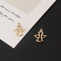 Macro d'un pendentif ange en or avec zircons montrant les détails recto-verso du bijou - Style Ange 1
