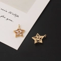 Vue détaillée des pendentifs étoiles dorés avec zircons micro-pave et dos ajouré - Style Étoile