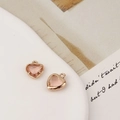 Primer plano de dijes de circón rosa en forma de corazón chapados en oro para joyas y aretes - 10*12mm / Rosa