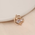 Dettaglio di un ciondolo a mezzaluna d'oro con gatti in zircone su seta beige - 2# (Luna Gatto)