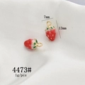 Detalle de dijes de fresa en esmalte rojo con medidas de 7mm de ancho y 13mm de alto - 4473# Fresa