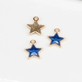 Gedetailleerde weergave van stervormige hangers met blauw email en goud voor sieraden - Pentagram / Ongeveer 2.1cm