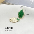 Makrofoto von 10x18mm Blattanhängern in Gold und Grün für DIY Schmuckherstellung - 4420# Mini Grünes Emaille Blatt