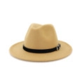 Klassischer hellbrauner Fedora-Hut mit schwarzem Dekoband und silberner Metallschnalle - Verstellbar / Camel