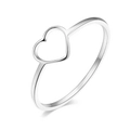 Dettaglio dell'anello in acciaio al titanio argento con un cuore traforato minimalista - US 8 / Argento