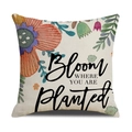 Dettaglio della trama in lino della federa con fiori ad acquerello e citazione - Bloom WHERE YOU ARE planted/Motivo Floreale (YMS4-2)