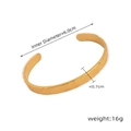 Bracciale rigido dorato minimalista con trama martellata e design aperto chic - Oro