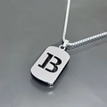 Dettaglio del pendente con lettera B in argento su catena a scatola e superficie lucida - Lettera B