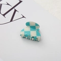 Nahaufnahme der blau-weißen Mini-Haarklammer mit Schachbrettmuster und Acetat-Struktur - Hellblau Großes Schachbrettmuster Kleiner Rundkopf 3,5 cm