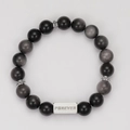 Nahaufnahme von schwarzen Obsidian-Perlen und Silberplatte mit FOREVER-Gravur - FOREVER Buchstabe Silberner Obsidian (D7012)
