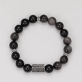 Detail eines Obsidian-Perlenarmbands mit silbernen Zwischenstücken und Anhänger - Drachenmuster Silberner Obsidian (D7013)