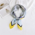 Elegante foulard di raso grigio con patchwork geometrico colorato e finitura lucida - 70x70cm / Cornice Interna Grigia Bordo Giallo