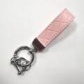 Schlüsselanhänger aus rosa geflochtenem Leder mit silbernem Zinklegierungsring - Rosa (Silberne Hardware)
