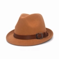 Dettaglio cappello fedora in lana cammello con fascia in ecopelle marrone e fibbia metallica - M (56-58cm) / Cammello