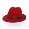 Dettaglio cappello fedora rosso in lana con cinturino in pelle marrone e fibbia argento - M (56-58cm) / Rosso