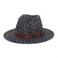 Détail du chapeau fedora léopard gris avec ceinture en cuir marron et boucle métallique - M (56-58cm) / Gris