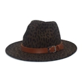 Détail du chapeau fedora léopard avec une ceinture en similicuir marron et boucle en métal - M (56-58cm) / Vert Militaire