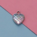 Dettaglio macro del ciondolo a cuore con scaglie di sirena e finitura perlata metallica - Squame di Pesce Iridescenti Rosa-Blu (1)