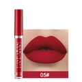 Detalle de brillo de labios mate 05 rojo oscuro con aplicador y efecto en labios - N.º 05