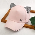 Dettaglio del cappello rosa con orecchie di gatto in strass e anelli di metallo - Adulto, Regolabile / Rosa