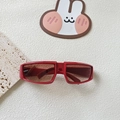 Vista superior detallada de gafas de sol deportivas rojas rectangulares estilo Y2K - Burdeos