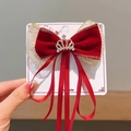 Dettaglio di un fiocco per capelli in velluto rosso con rete dorata e corona di strass - Nastro Con Nappa in Rete