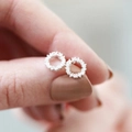 Eleganti orecchini a cerchio in argento con cristalli, mostrati per indicarne la misura - Oro Bianco