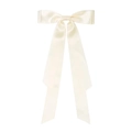Vue détaillée du nœud géant en satin beige avec une texture soyeuse élégante - Beige