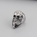 Gotischer Totenkopfring für Herren in poliertem Silber mit Punk-Kopfhörer-Design - US 8 / Lange Zähne Strukturierter Totenkopf Modell (KR49234-K)