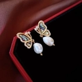 Details von Schmetterlings-Goldohrringen mit Perlmuttflügeln und Barockperlen - Gold Schmetterling Perle Ohrhänger (Silbernadel)