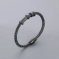 Bracciale minimalista in pelle intrecciata nera con dettagli argento e chiusura magnetica - Nero (KB180734-JR)