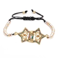 Dettaglio di un bracciale intrecciato con zirconi multicolore e ciondolo a stella d'oro - Stella Traforata