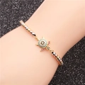 Schildkröten-Charm-Armband mit dreifarbigen Perlen und Zirkonia auf schwarzem Glitzer - Bunte Perlen Schildkröte (B0154)