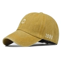 Dettaglio ravvicinato del cappellino da baseball vintage in cotone lavato giallo con ricamo C - Regolabile / Giallo